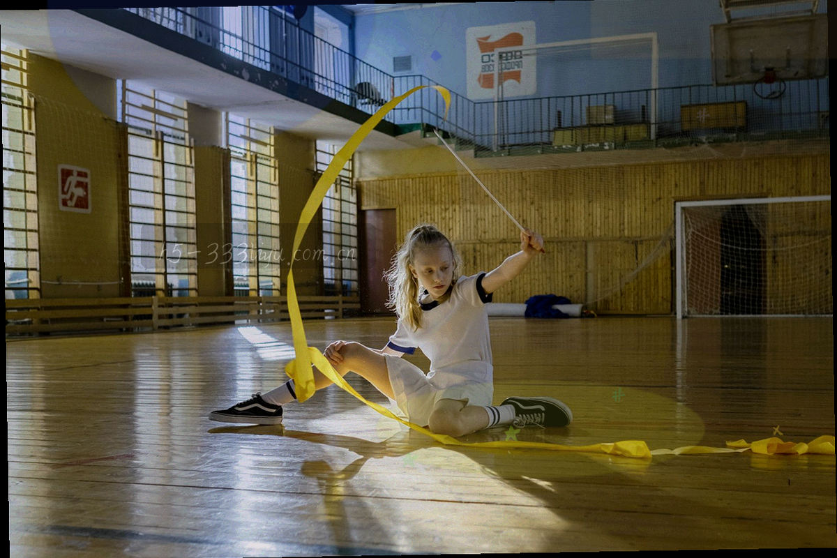 青训教练与队员围在战术板前，板上贴着分组数据卡片并用手比划讨论
